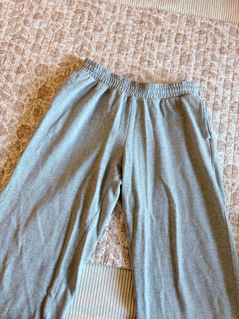 Old Navy Women’s Light Gray Pull-On Sweatpants - Medium -Short